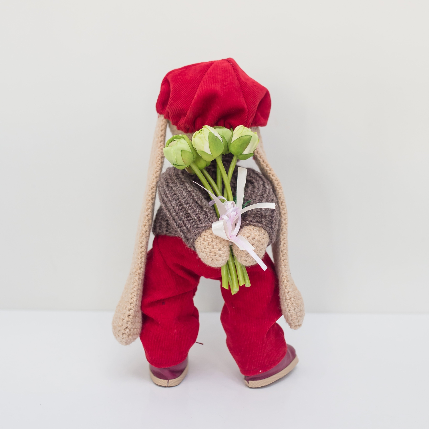 Зайчик с букетом ручной работы
