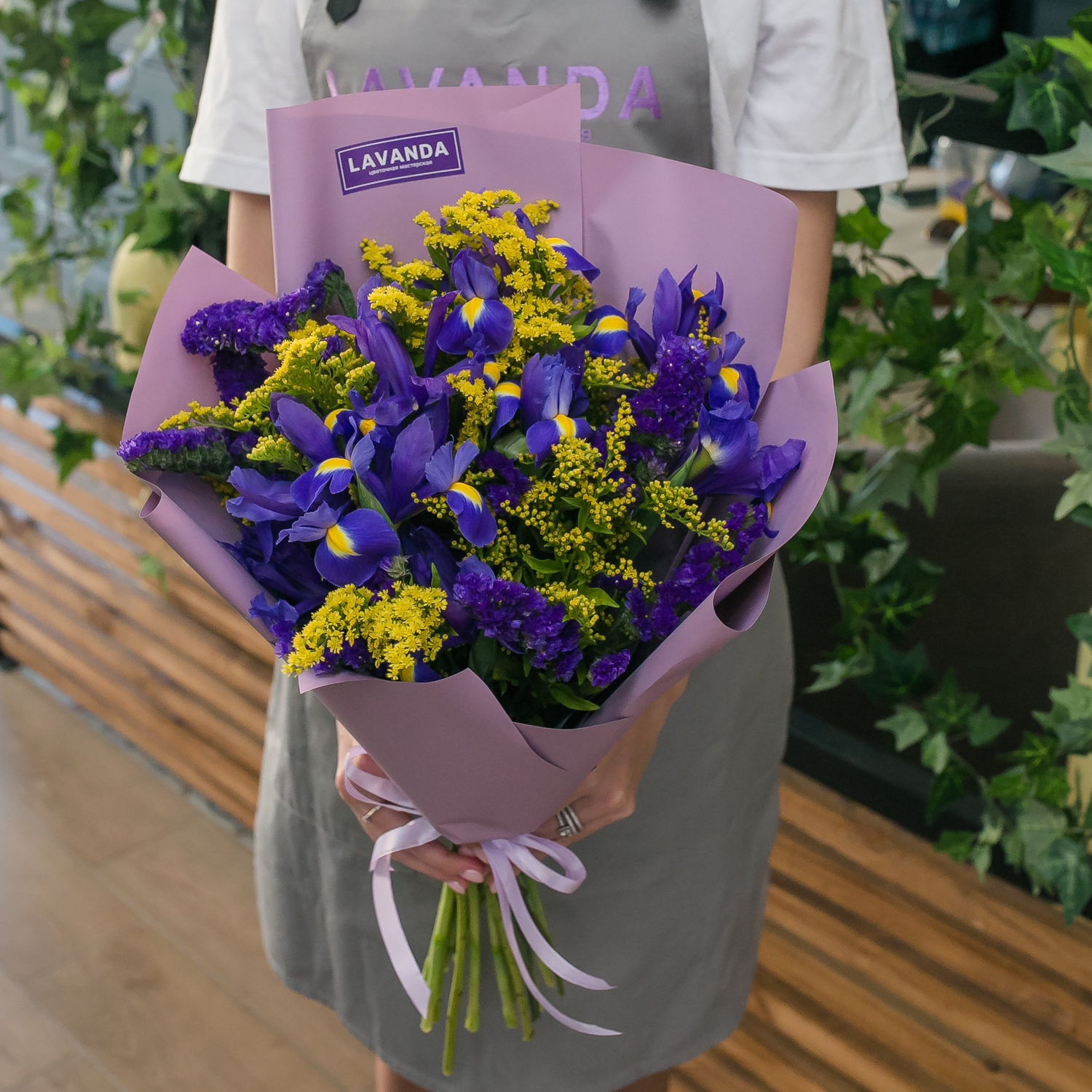 Полевой букет из статицы, ирисов и солидаго