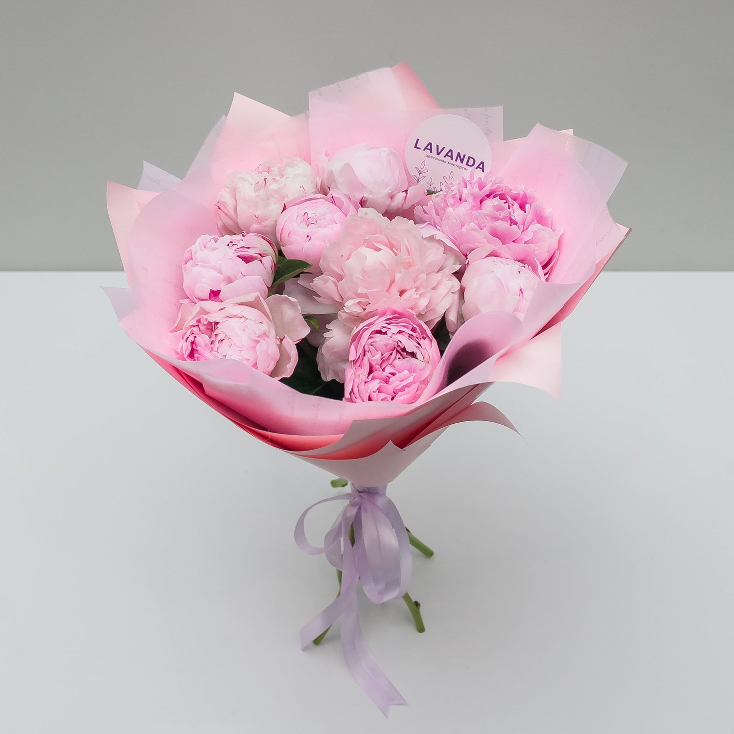 9 розовых пионов в стильной пленке