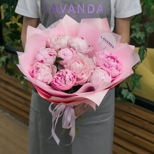 9 розовых пионов в стильной пленке