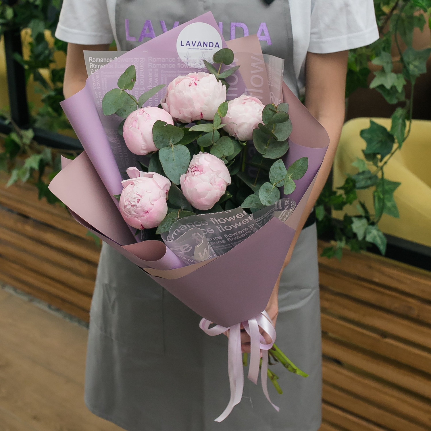 5 пионов с эвкалиптом в стильном оформлении