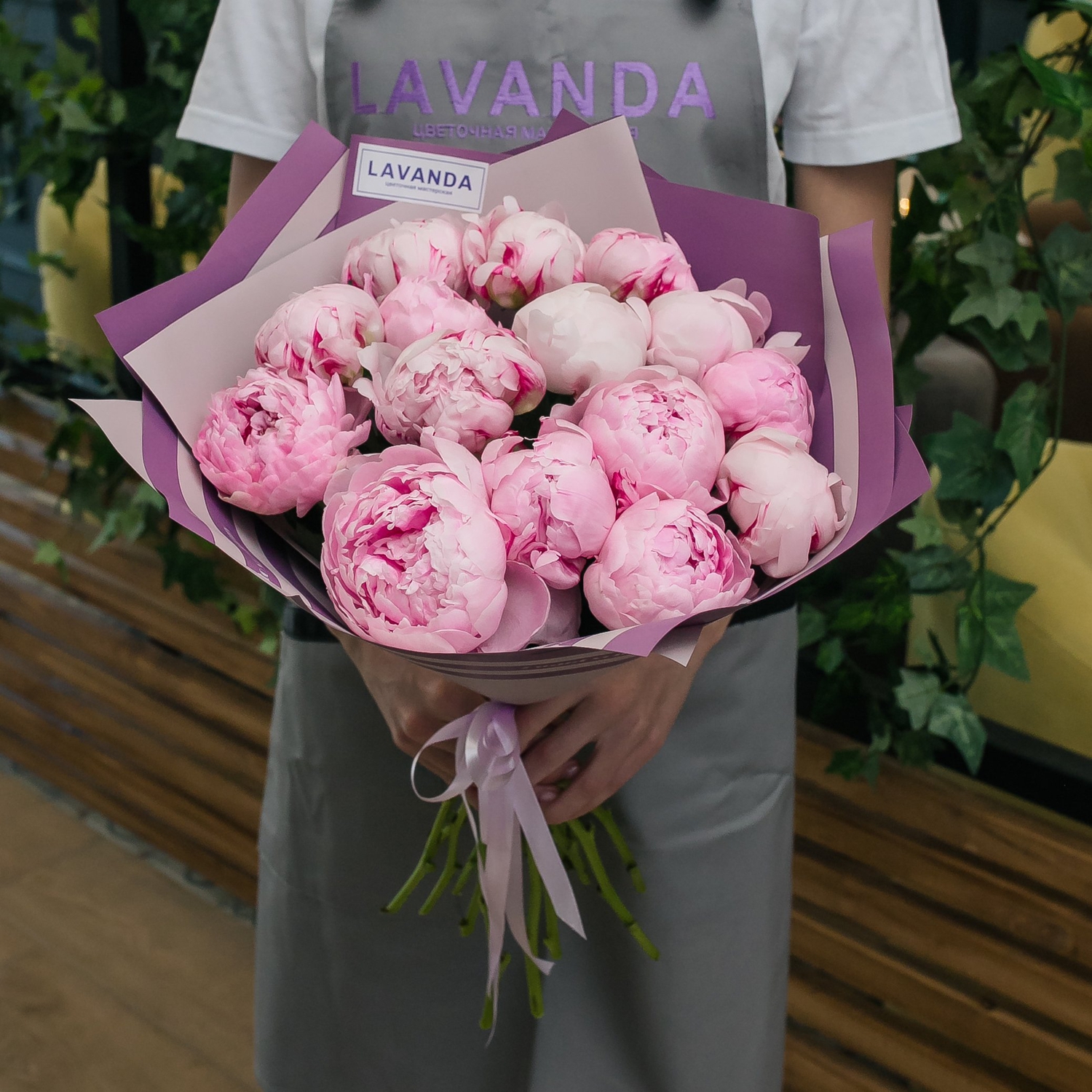 15 пионов в матовой пленке