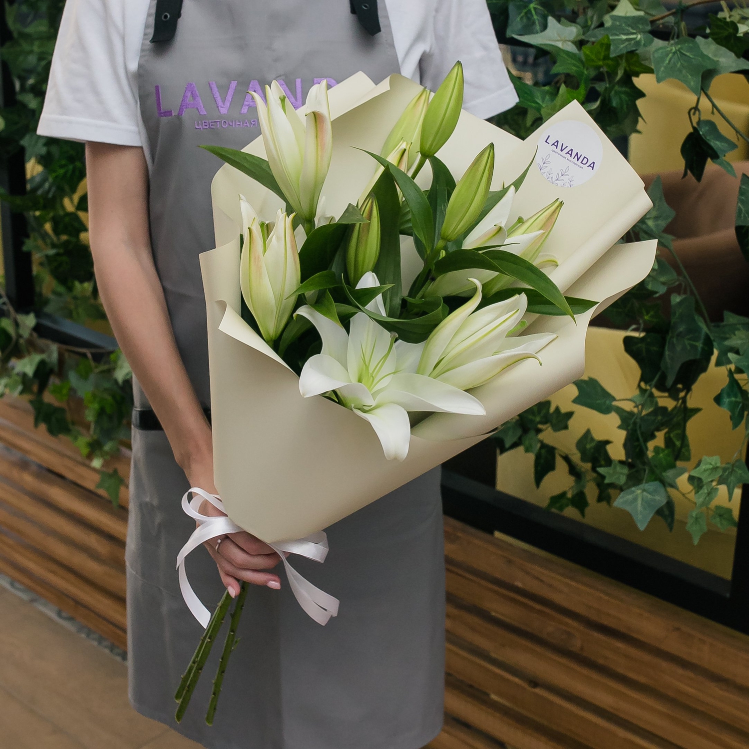 Белые лилии в матовой пленке