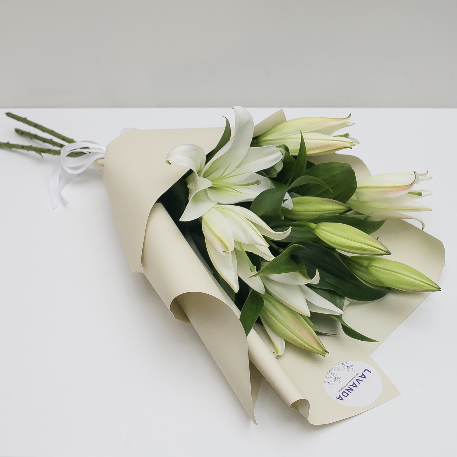 Белые лилии в матовой пленке