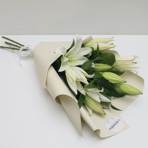 Белые лилии в матовой пленке