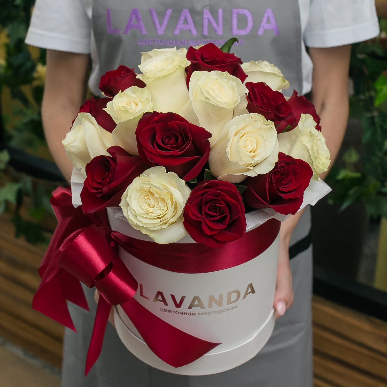 Белая коробочка Эквадорских роз