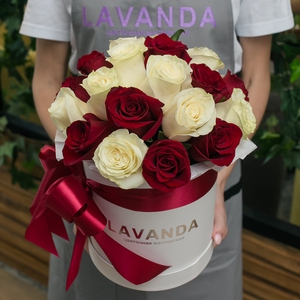 Белая коробочка Эквадорских роз