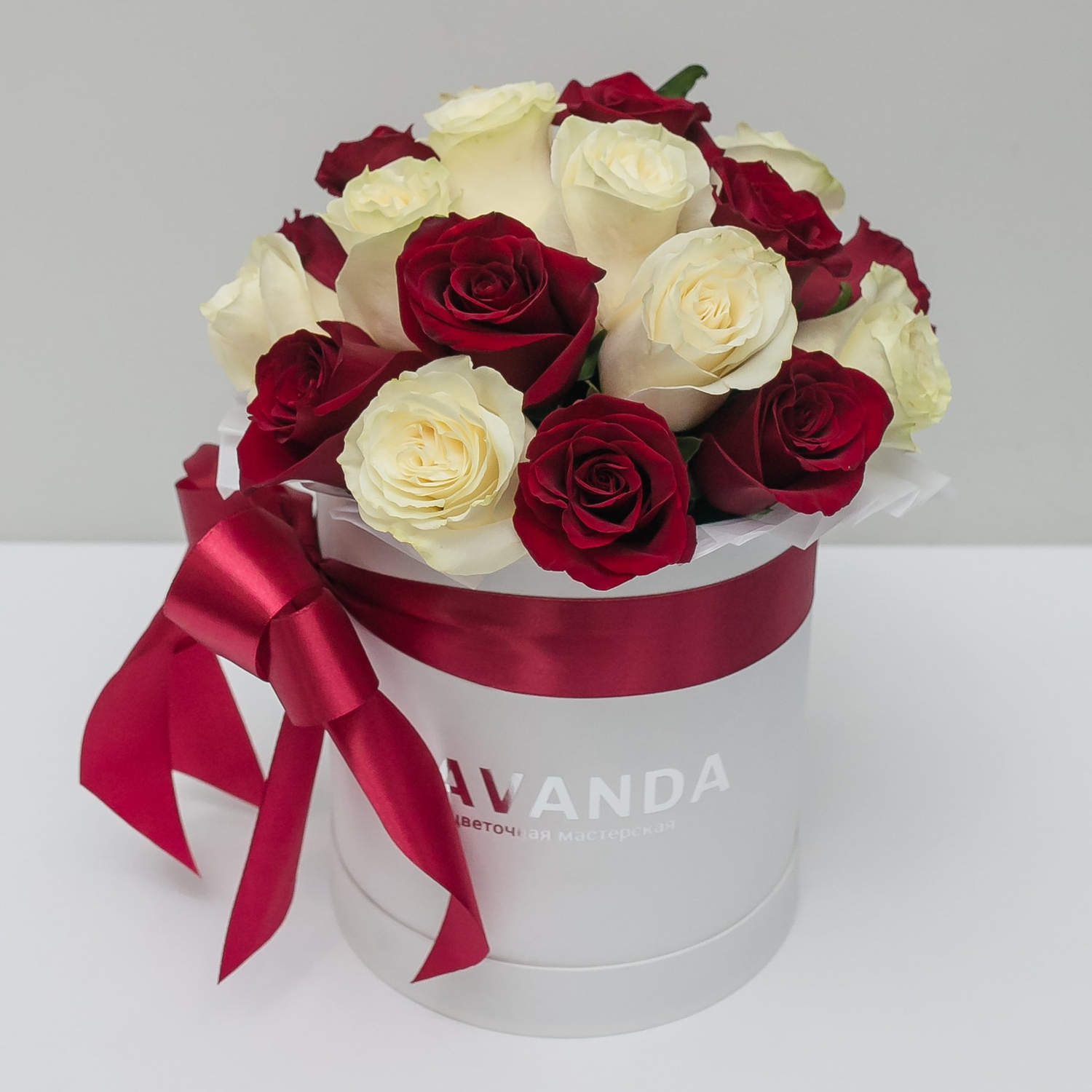 Белая коробочка Эквадорских роз