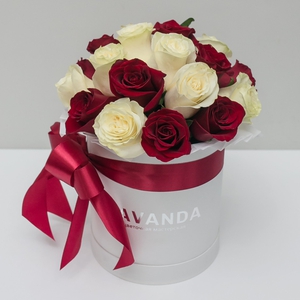 Белая коробочка Эквадорских роз