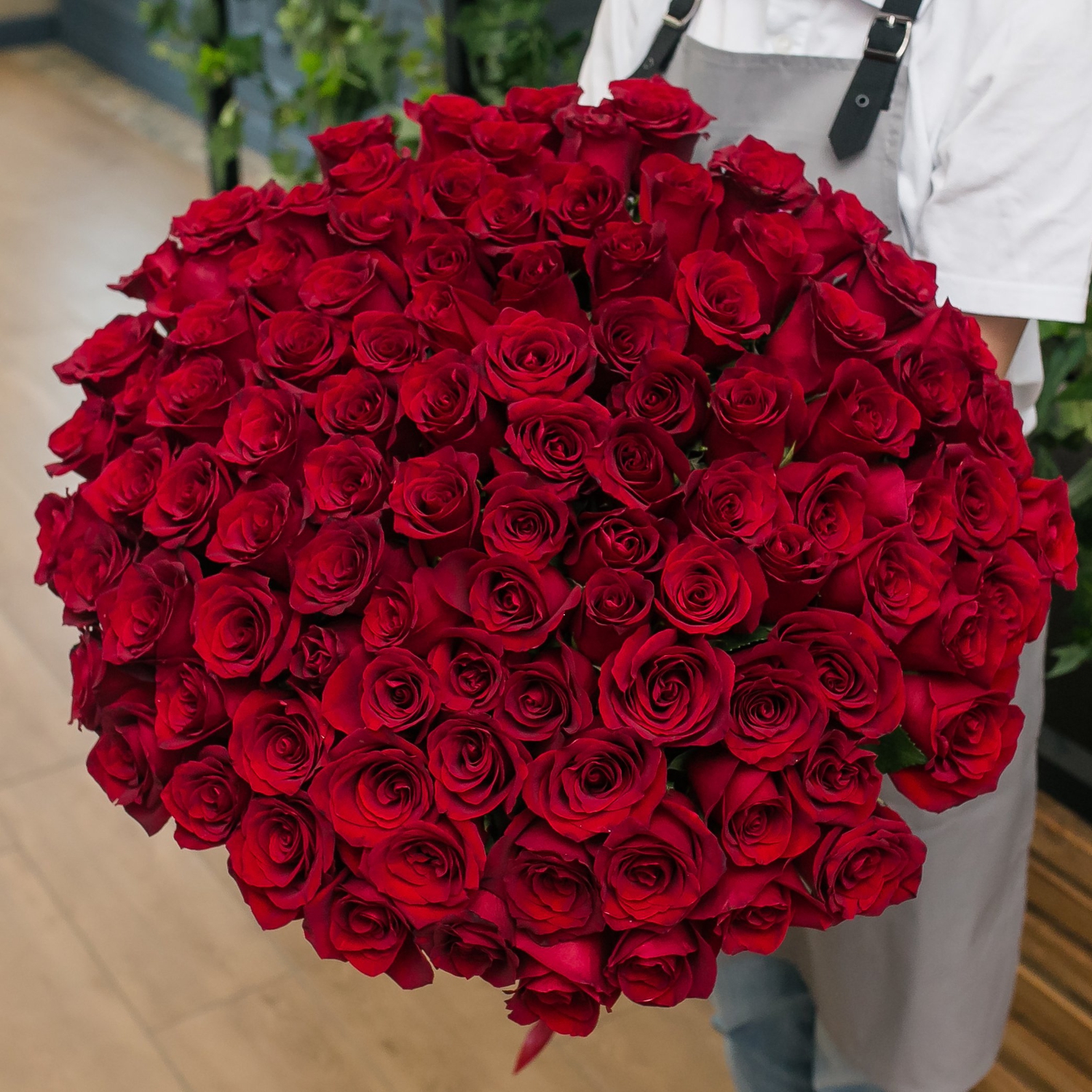 101 красная Эквадорская роза 60 см.