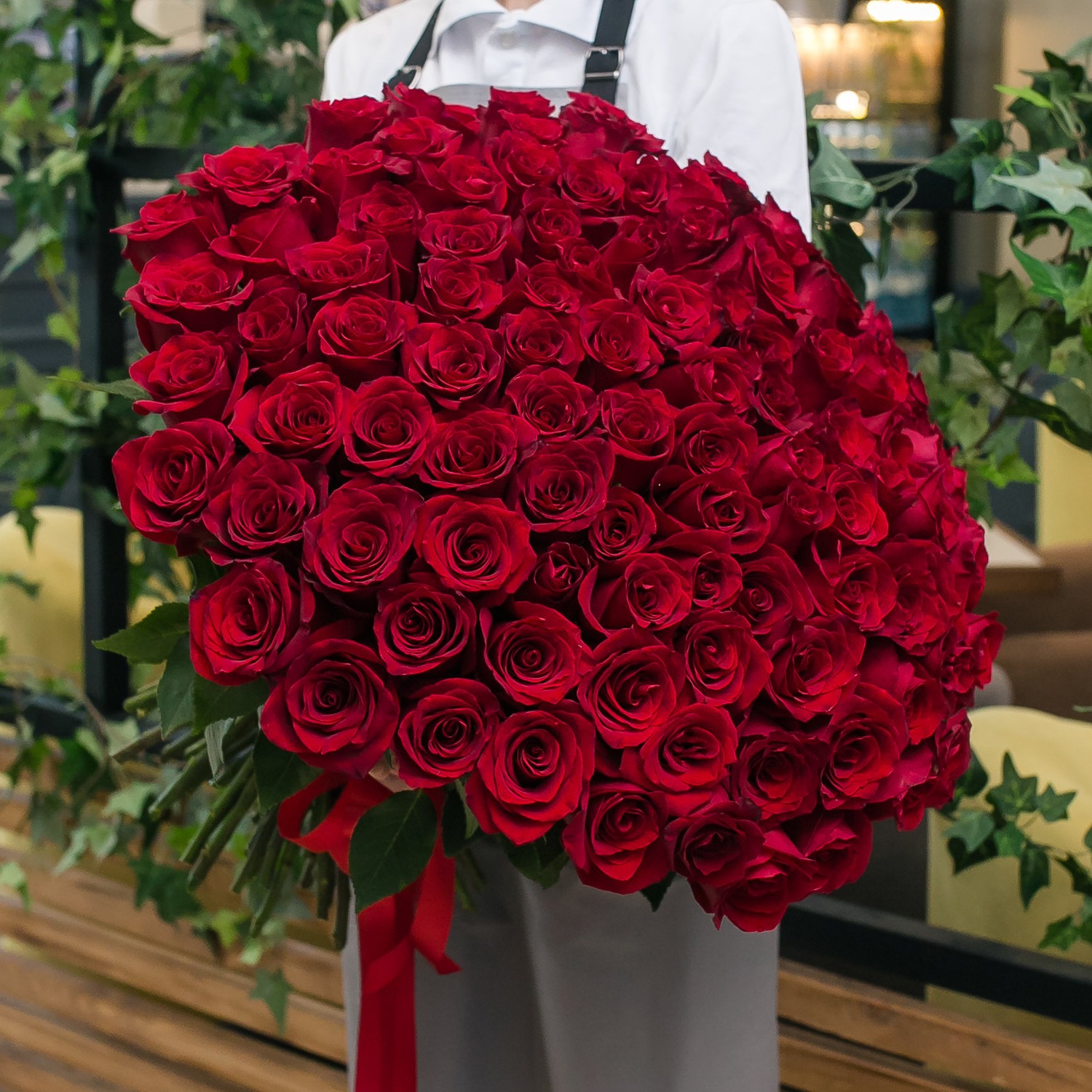 101 красная Эквадорская роза 60 см.