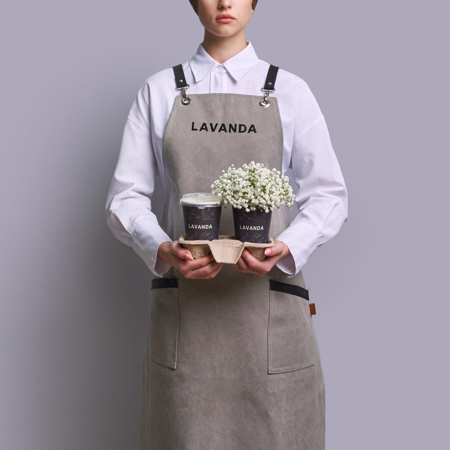 Латте с композиций в стаканчике из белой гипсофилы