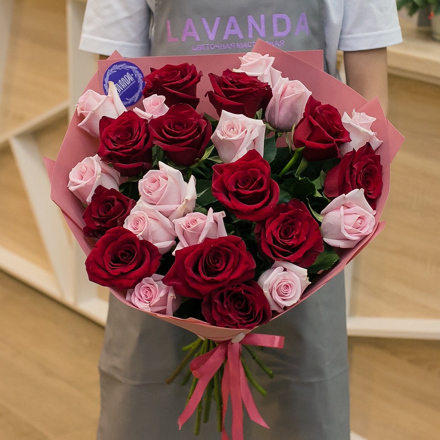 Букет из 25 красно-розовых Эквадорских роз 50 см.