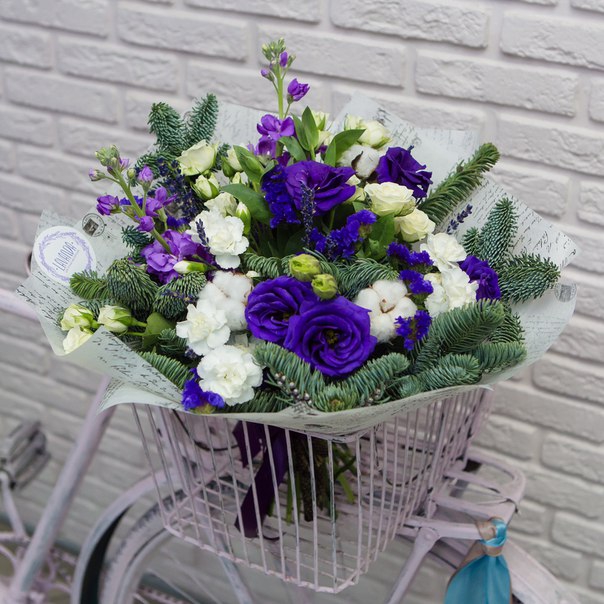 Зимний букет с фиолетовыми эустомами и матиоллой