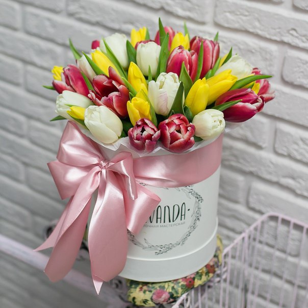 Весенняя коробочка тюльпанов