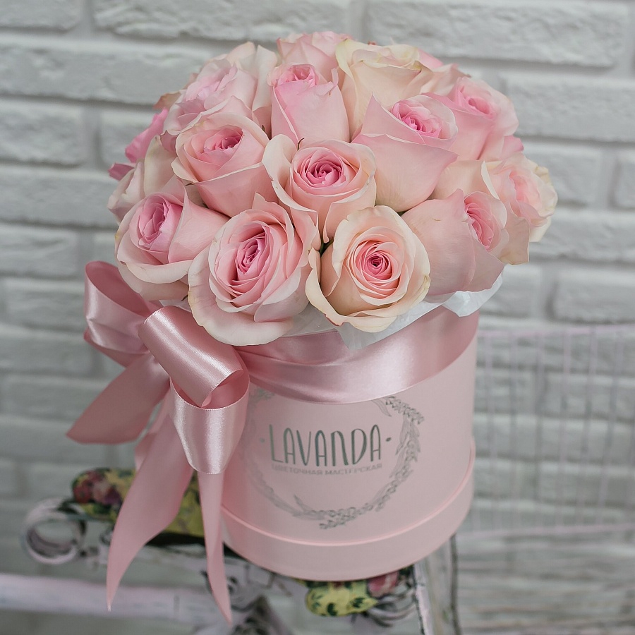 Розовая коробочка нежных роз