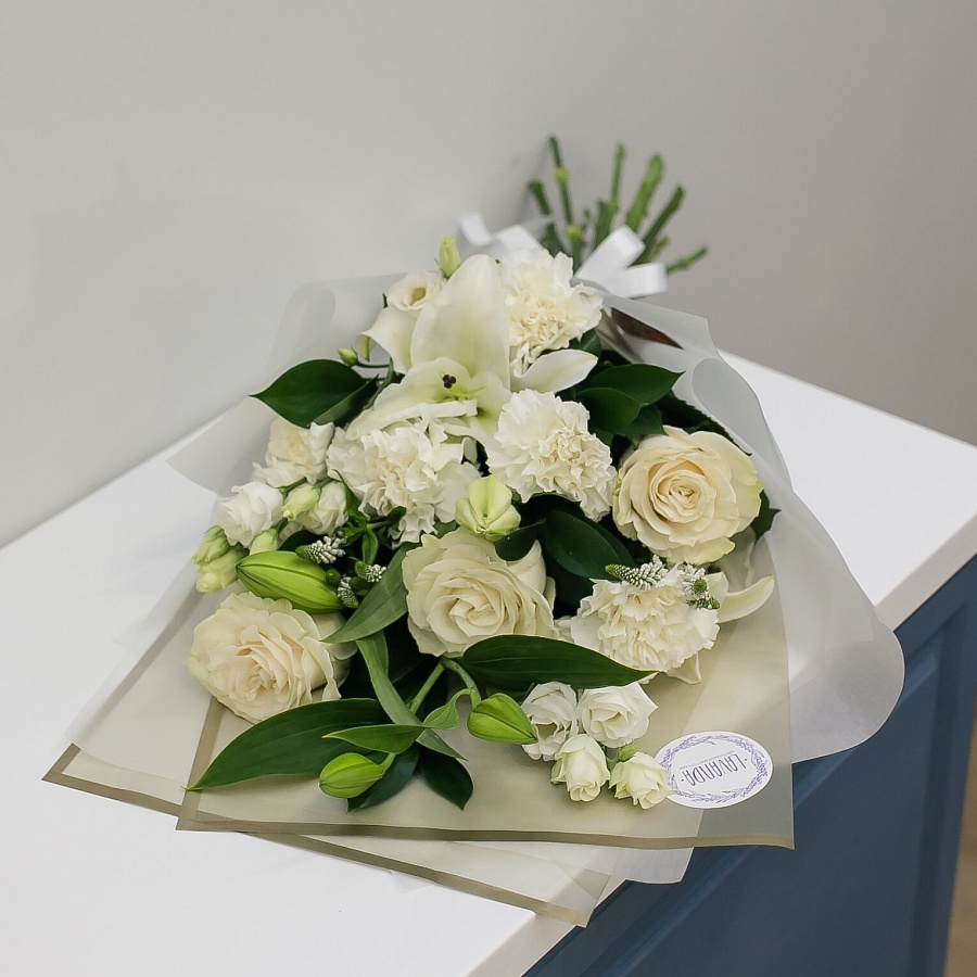 Белоснежный букет воздушных цветов