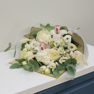 Белоснежное облако орхидей и эустом с диантусами