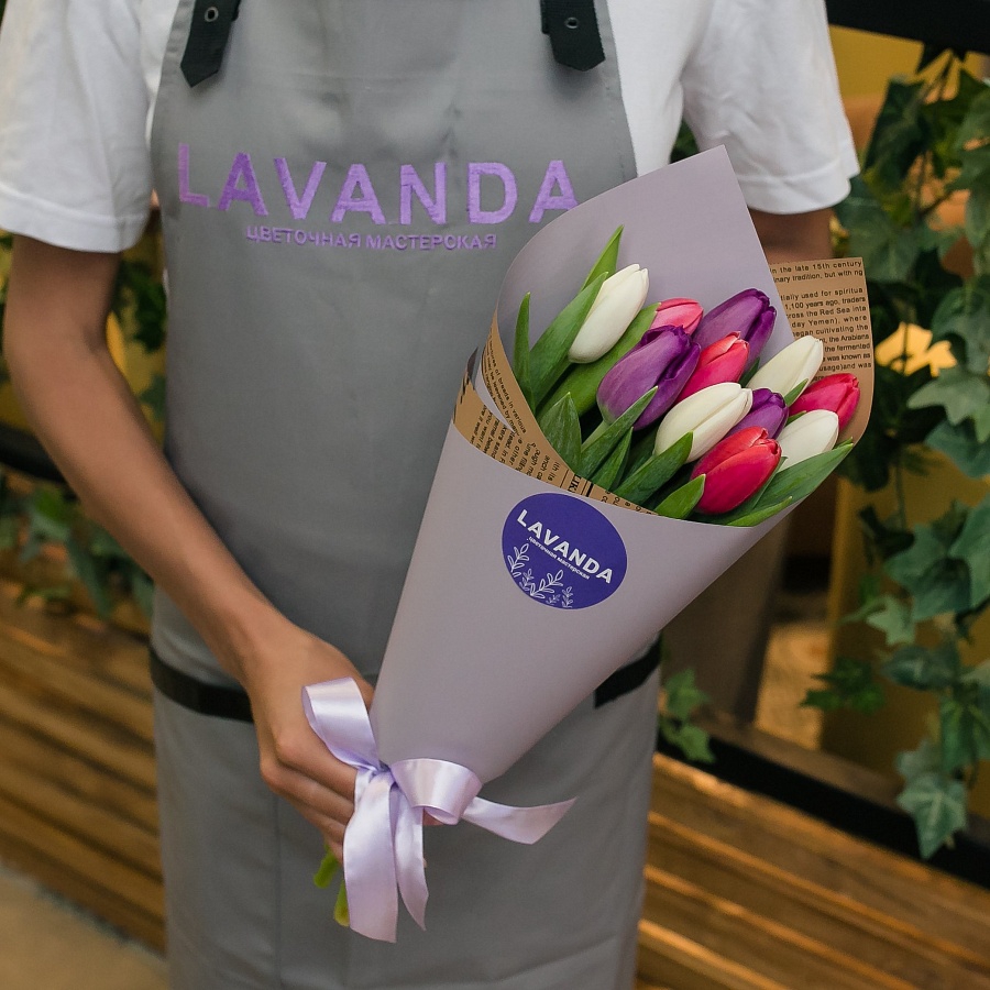 Букет 15 разноцветных тюльпанов в матовой пленке №1