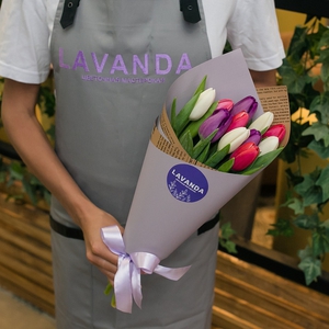 Букет 15 разноцветных тюльпанов в матовой пленке №1