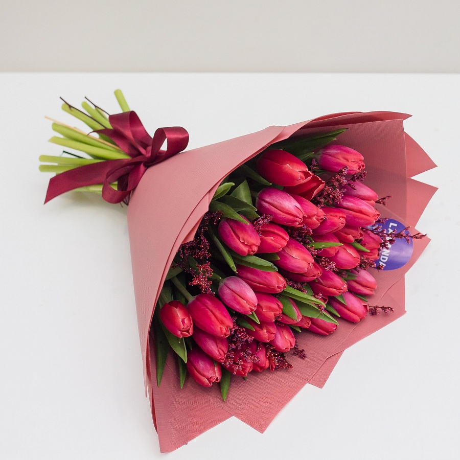 Букет красных тюльпанов и лимониума