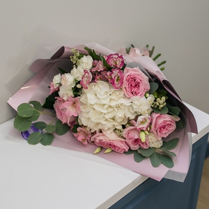 Розовый букет эустом с белым облачком