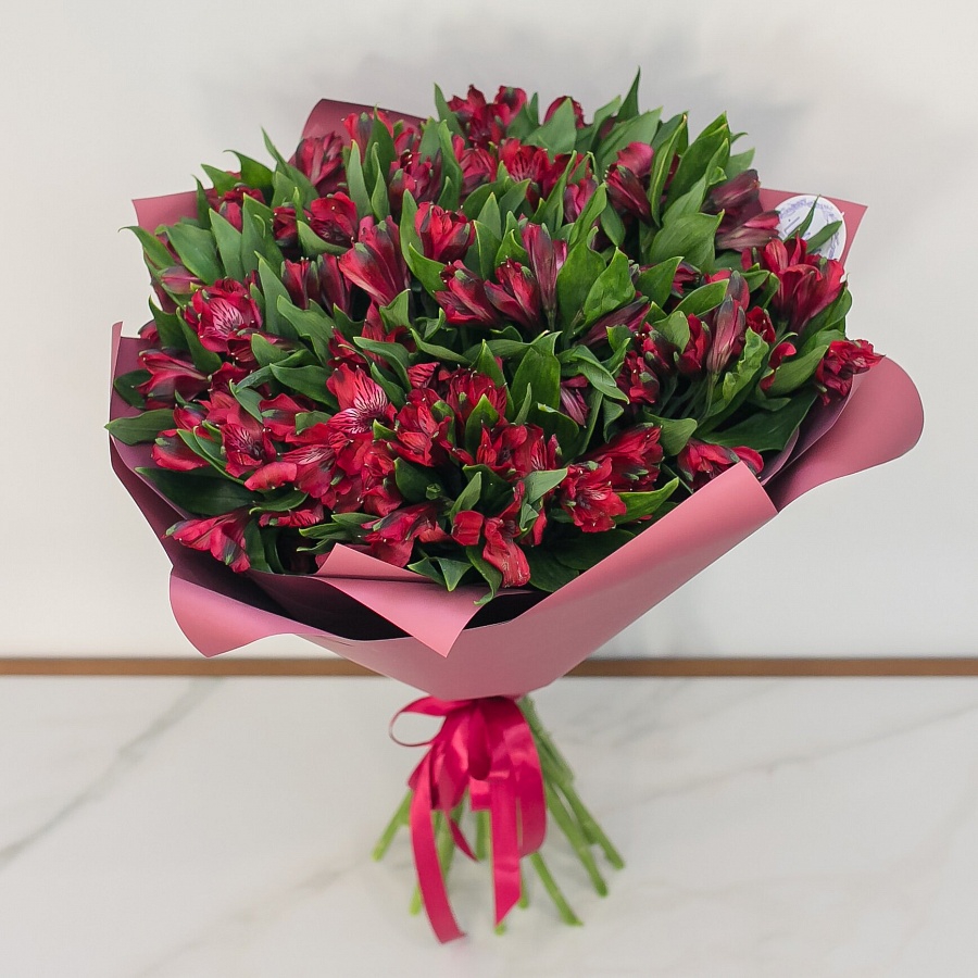 Пышный букет красных альстромерий