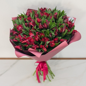 Пышный букет красных альстромерий