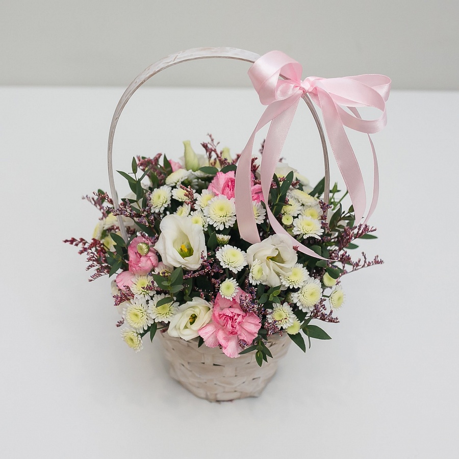 Цветочная корзинка с красным лимониумом