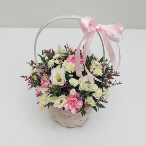 Цветочная корзинка с красным лимониумом