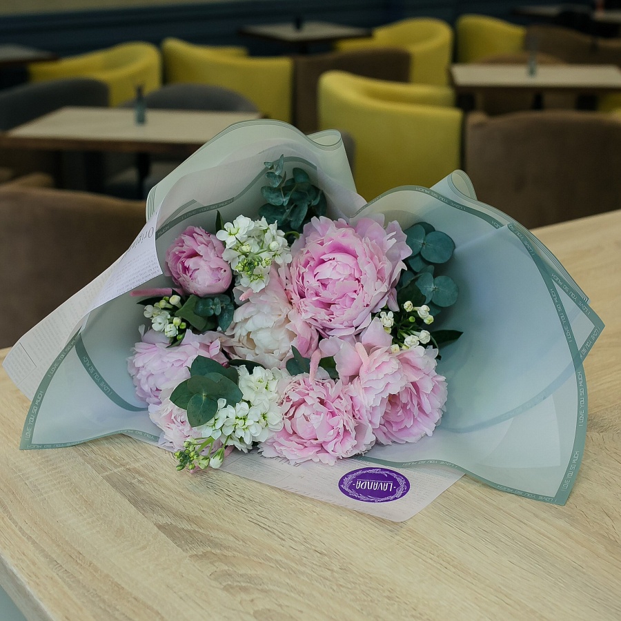 Букет розовых пионов с белой маттиолой