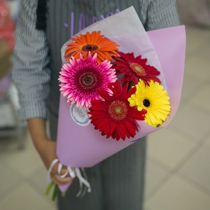 5 ярких гербер в стильном оформлении