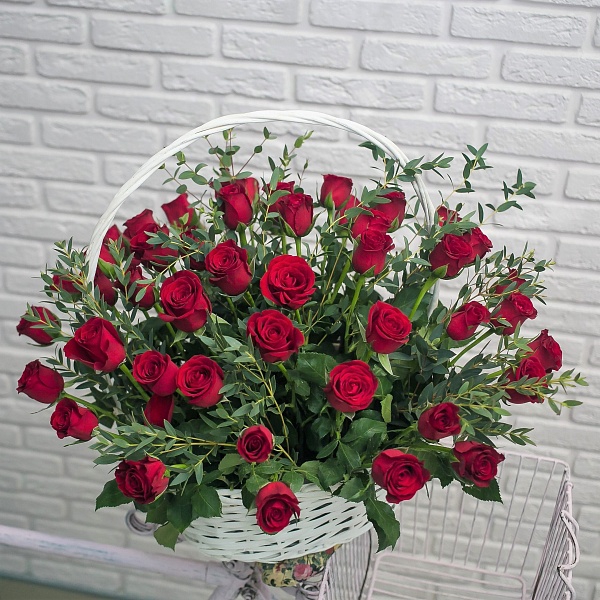 Корзина красных розочек с эвкалиптом