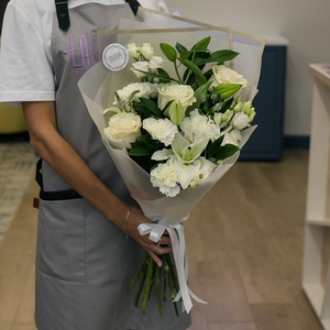 Белоснежный букет воздушных цветов