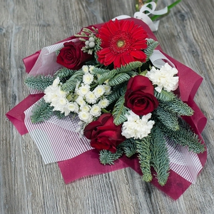 Новогодний букет с красной герберой