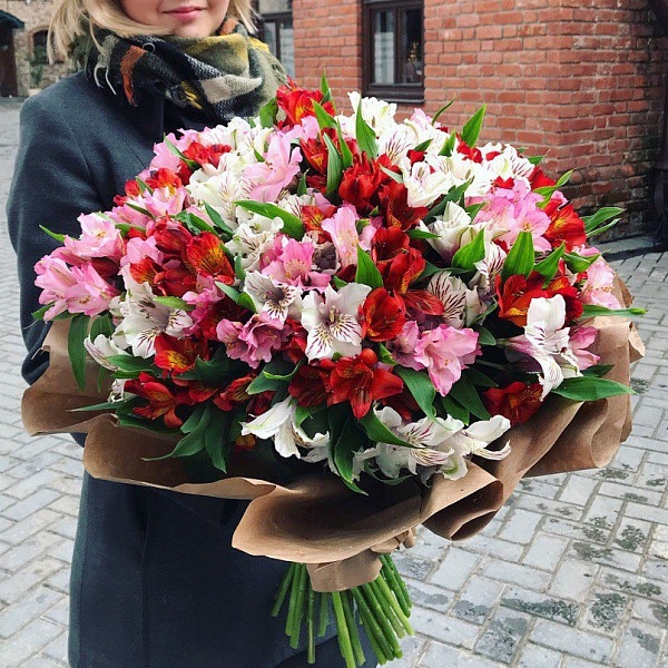 Большой букет альстромерий