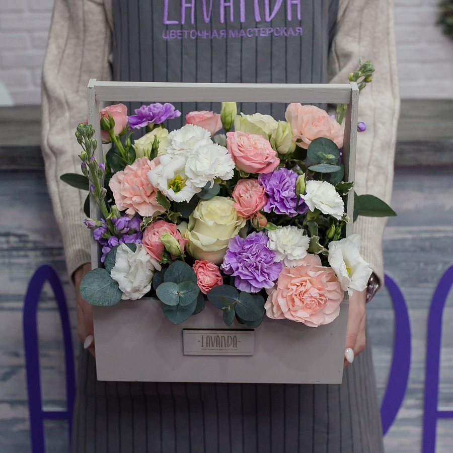 Композиция диантусов эустом и роз с матиолой в ящике