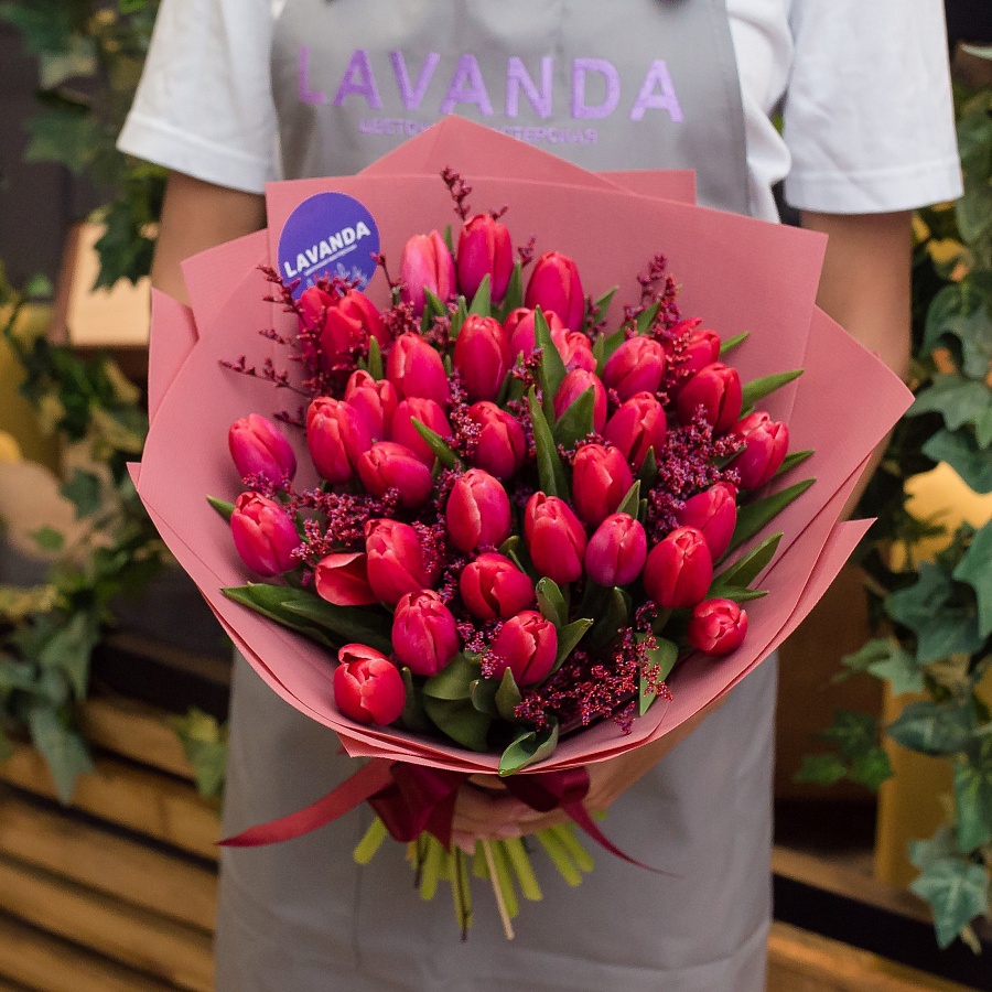 Букет красных тюльпанов и лимониума