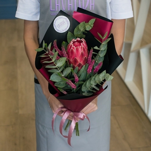 Букет с протеей и розовой вероникой