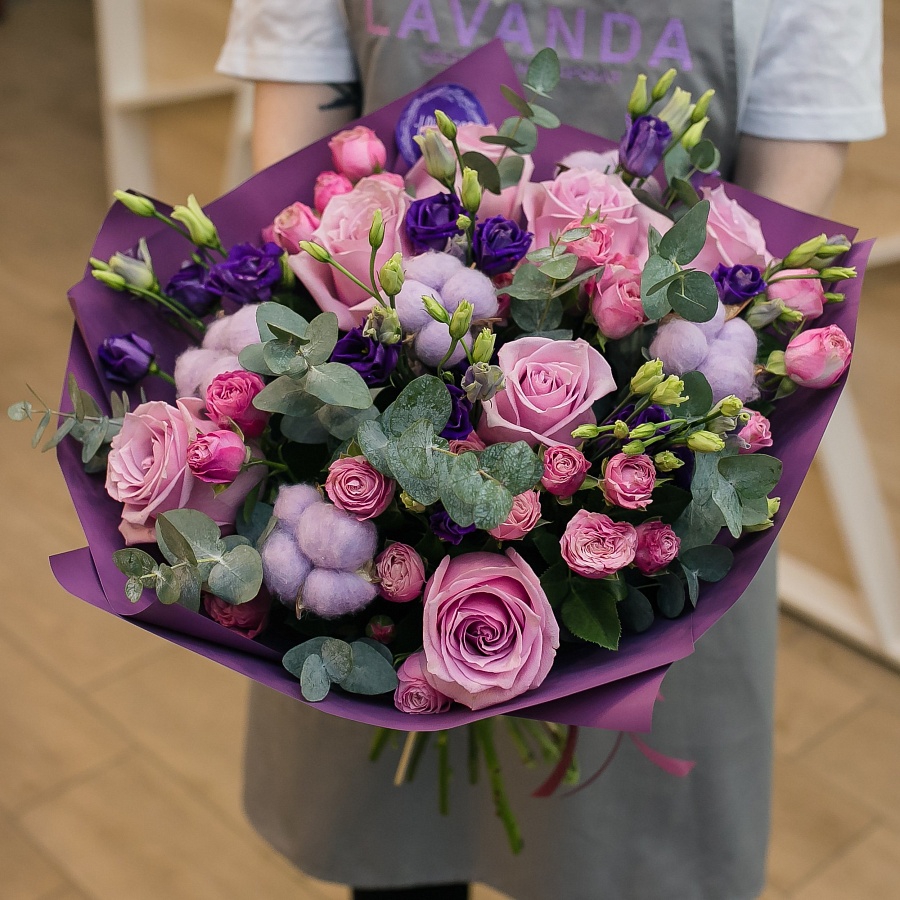 Фиолетовый букет роз, эустом и хлопка