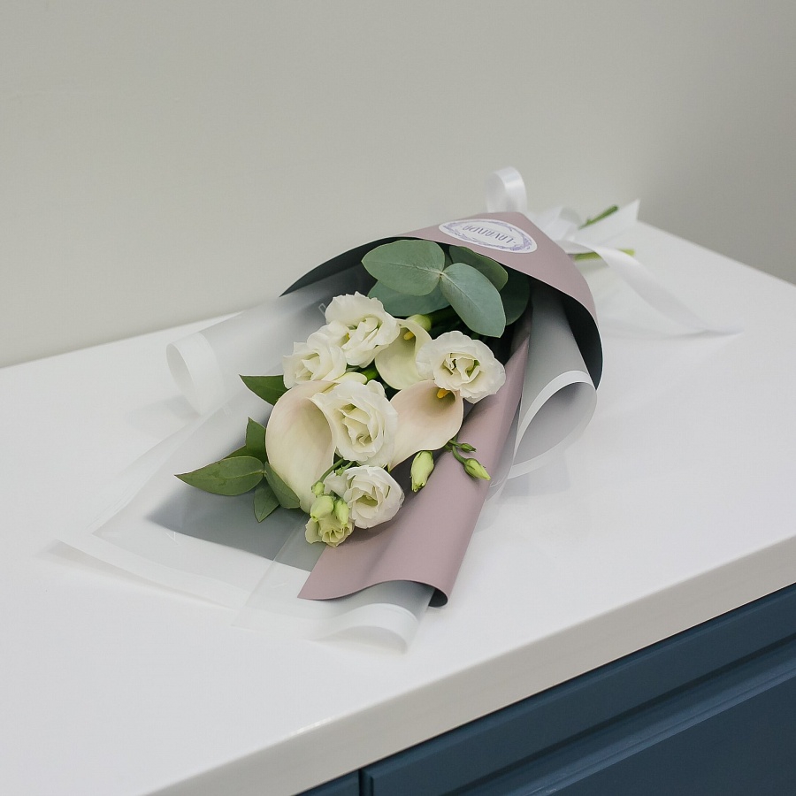 Нежный букетик белоснежных калл и эустом