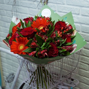 Моно букет красных цветов