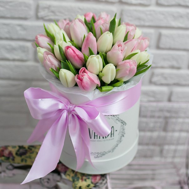 Коробочка нежных тюльпанов