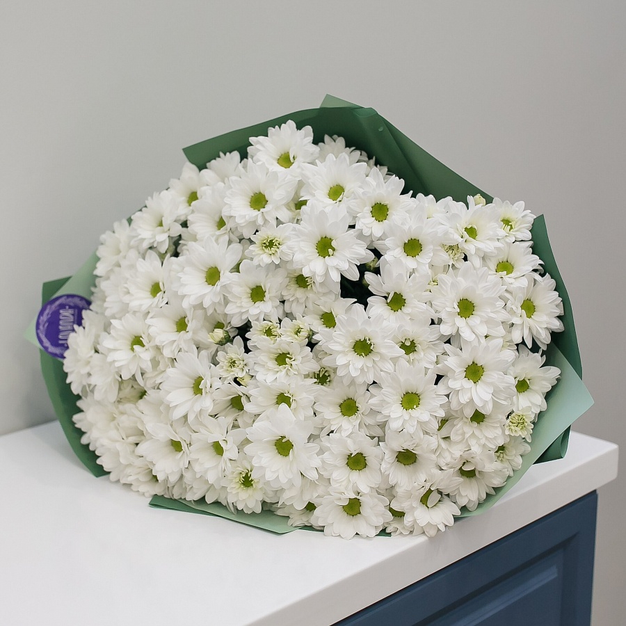 Букет из 15 белых кустовых хризантем
