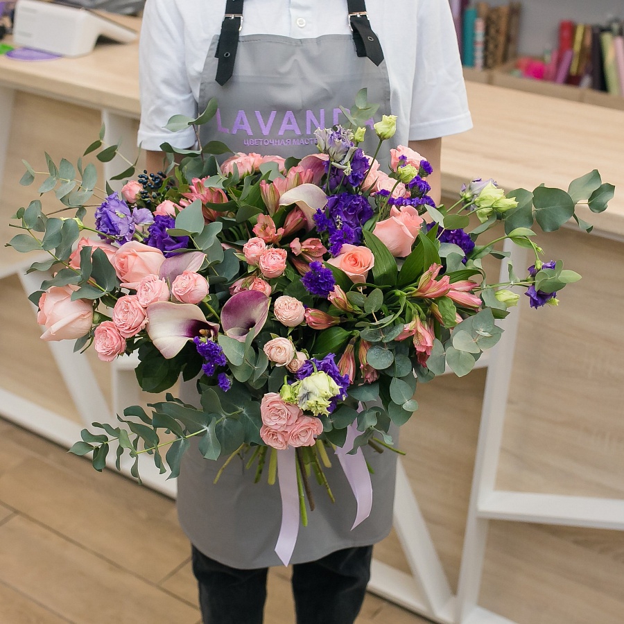 Пышный букет пионовидных роз, калл, эустом и альстромерий с эвкалиптом в атласной ленте