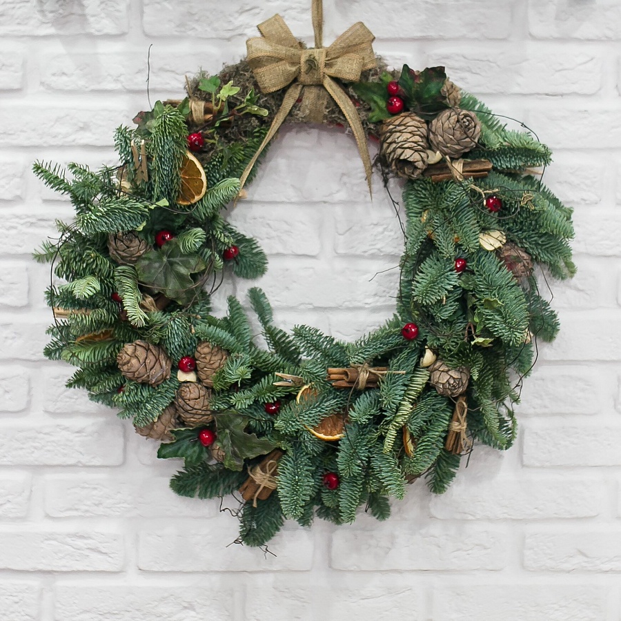 Рождественский венок с апельсинами и корицей