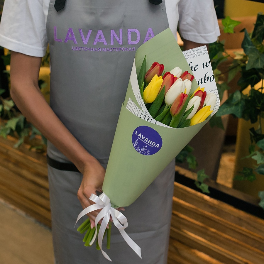 Букет 15 разноцветных тюльпанов в матовой пленке №2