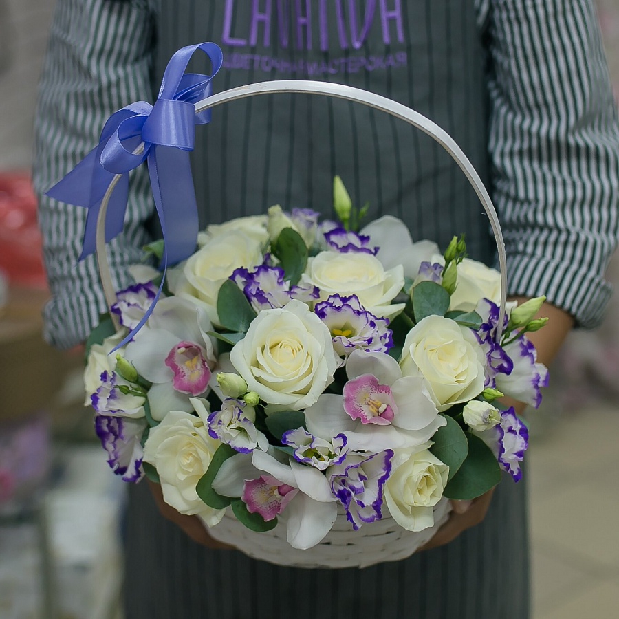 Белая корзина роз и эустом с орхидеями