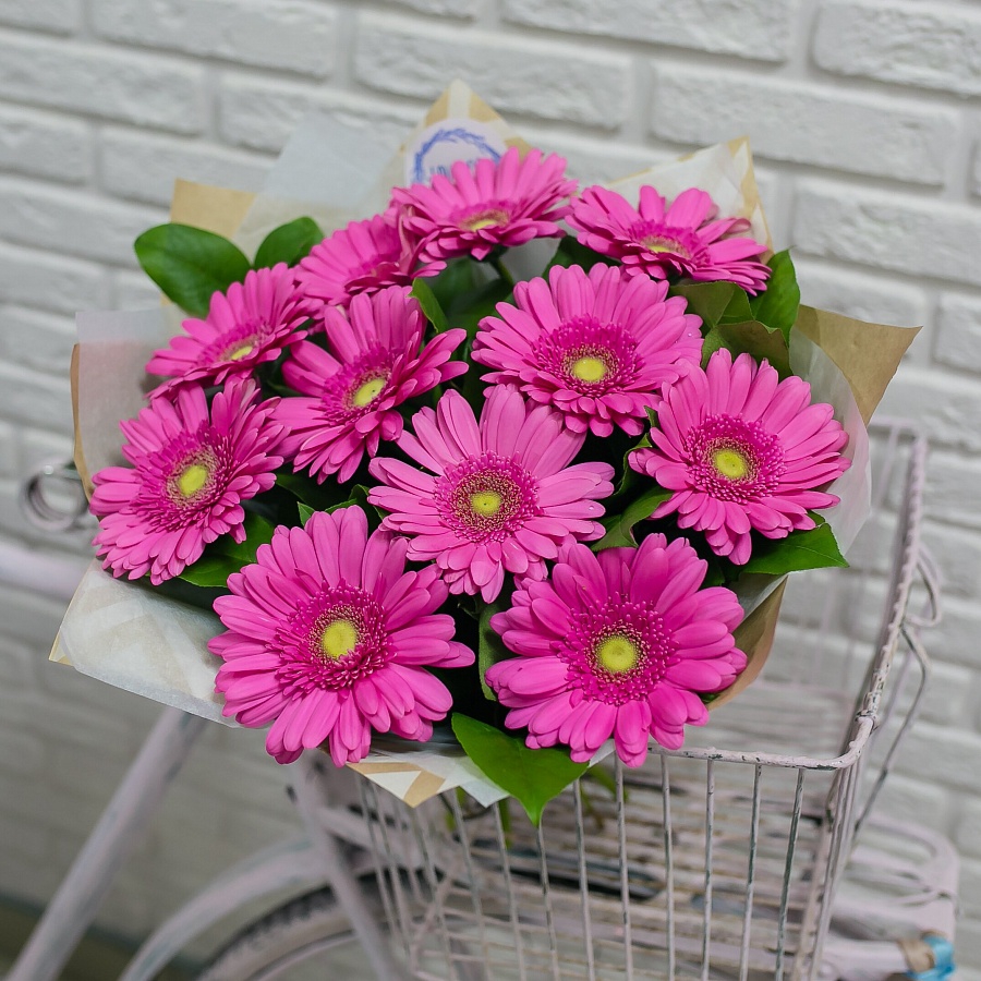 Милый букет розовых гербер  в крафте
