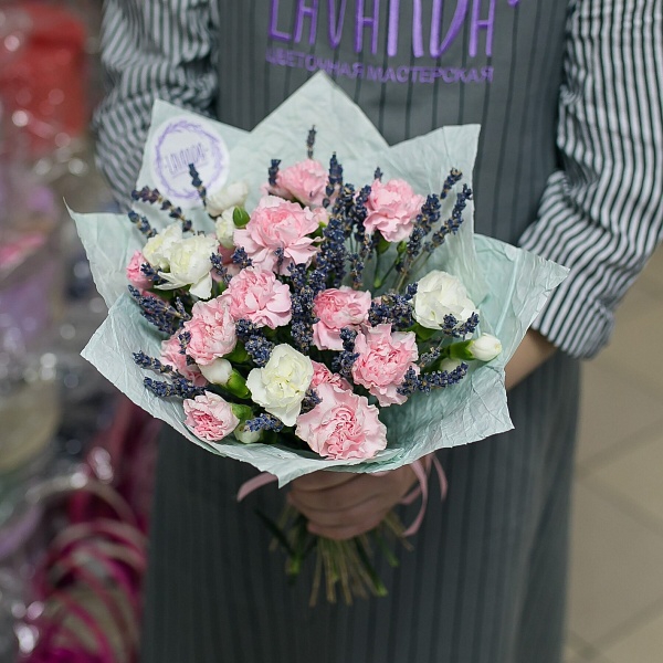 Нежные диантусы с лавандой